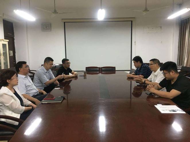 裝飾公司總工姜樹仁及設計所負責人與山東建筑大學藝術學院院長（左起）薛院長，副院長陳院長，藝術學院黨委書記倪院長，黨委副書記李院長。召開校企聯(lián)合交流會。